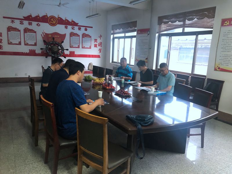 河南的孫總和丁總，濰坊張總來(lái)我廠(chǎng)考察400鏈軌全液壓動(dòng)力頭型鉆機(jī)